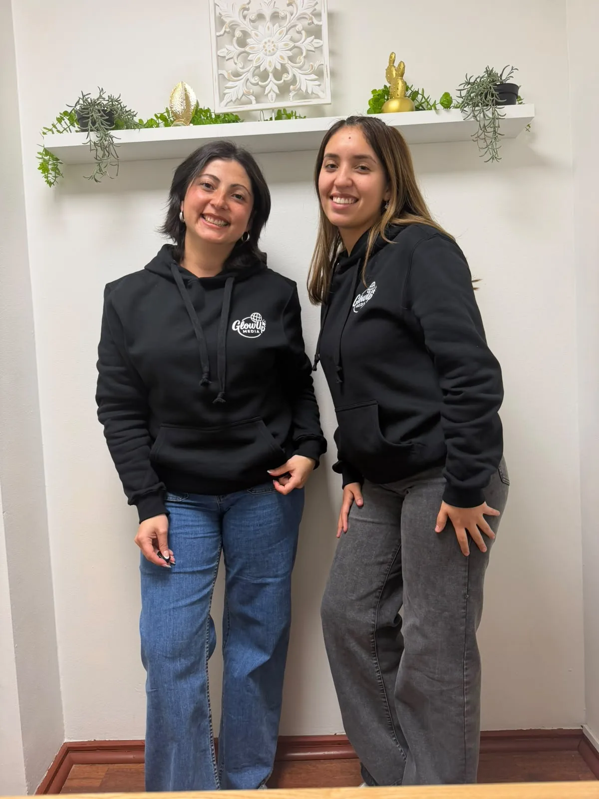 Equipo de GlowUp Media creando contenido
